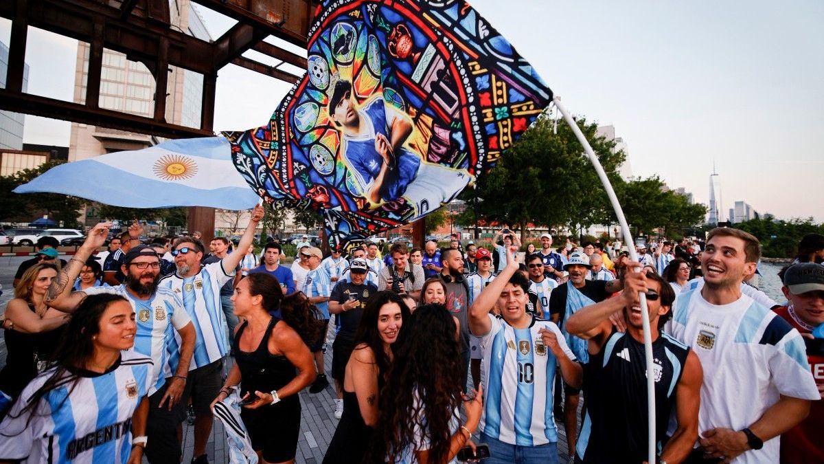 Banderazo hinchas argentinos en Estados Unidos durante la previa al partido contra Inglaterra