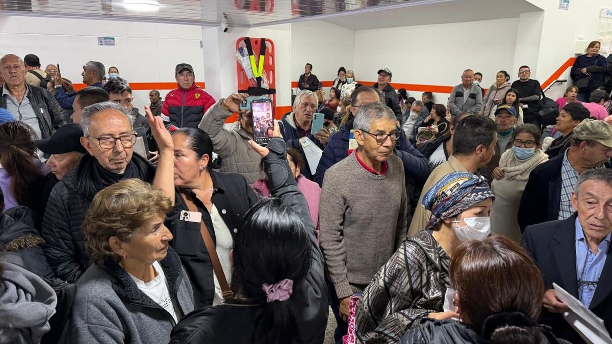 Pacientes reclamando medicamentos en Bogotá.