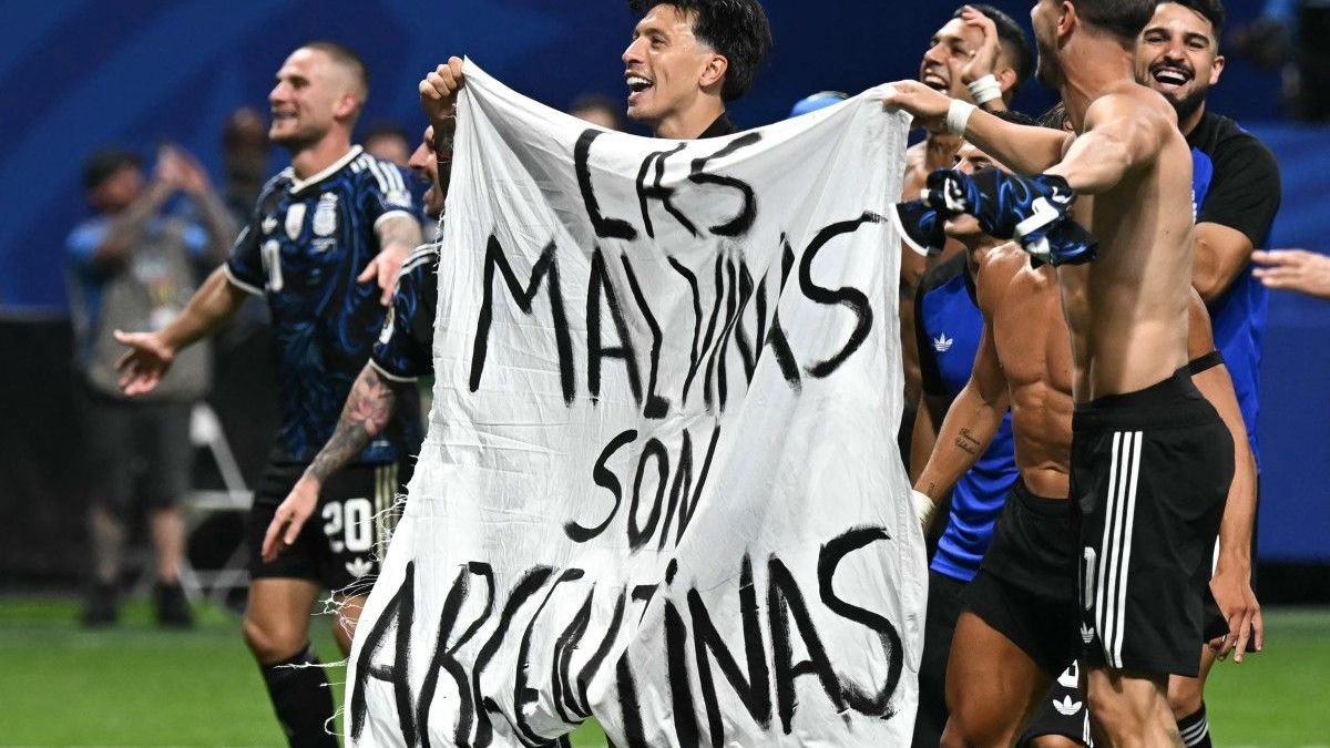 Jugadores argentinos celebran la victoria ante Inglaterra en el Mundial 2026 con una pancarta referente a las Islas Malvinas