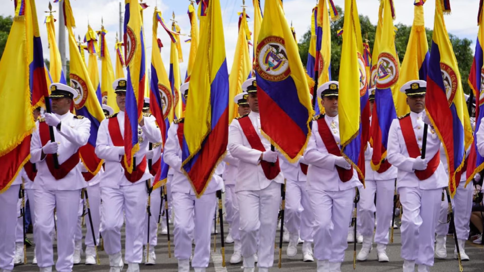 La razón está en la Ley 51 de 1983, conocida como Ley Emiliani. Esta norma permite que varios festivos se trasladen inmediatamente al lunes siguiente para que los colombianos puedan disfrutar de lo que se convierte en un puente.