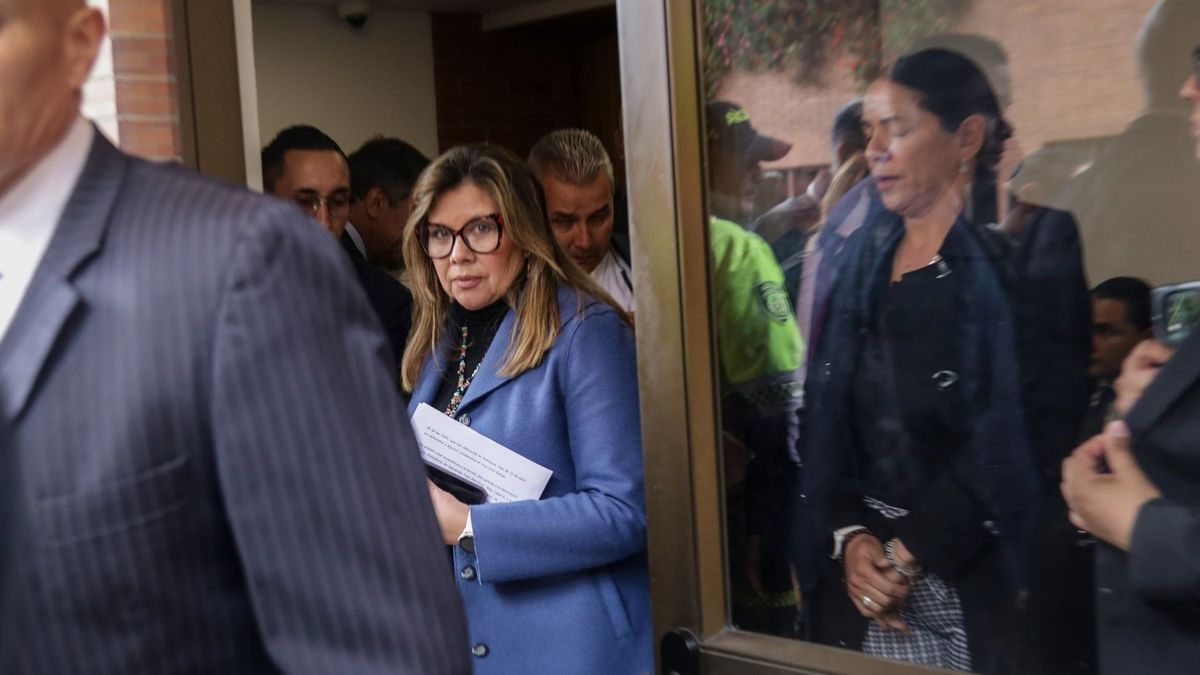 La fiscal general, Luz Adriana Camargo, creó una unidad de fiscales que investiga la protesta social, y el mismo día le asignó un caso de once capturados por terrorismo.