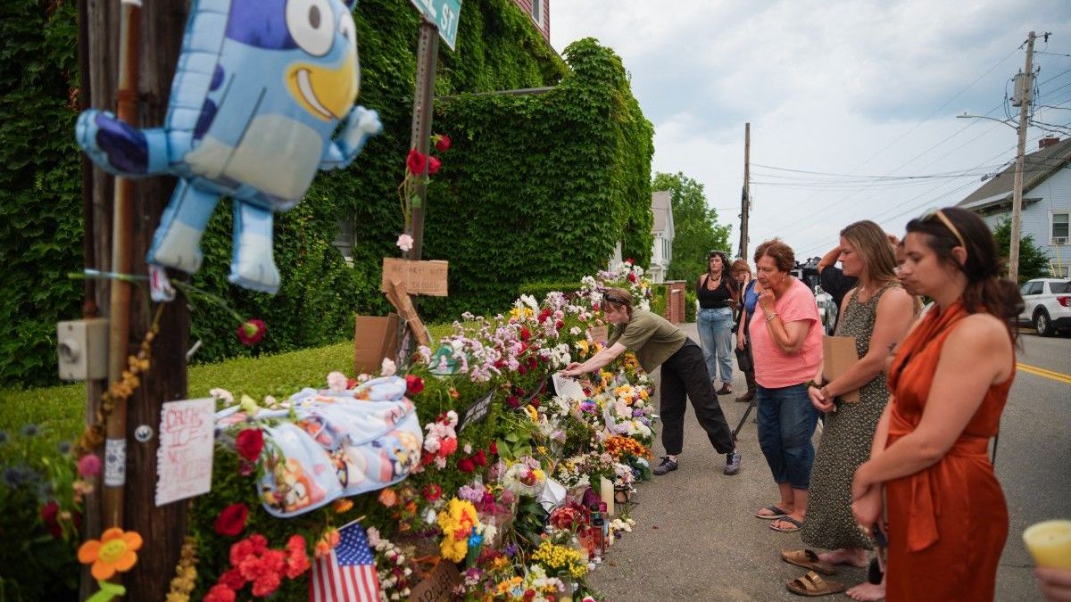 Monumento improvisado en memoria de Joan Sebastián Durán Guerrero, inmigrante colombiano de 26 años que fue asesinado a tiros por agentes del ICE