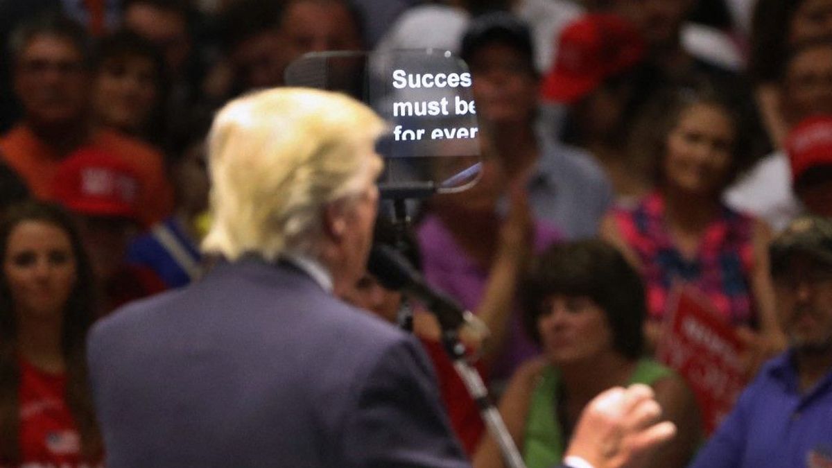 Donald Trump habla desde un teleprompter mientras se dirige a sus seguidores