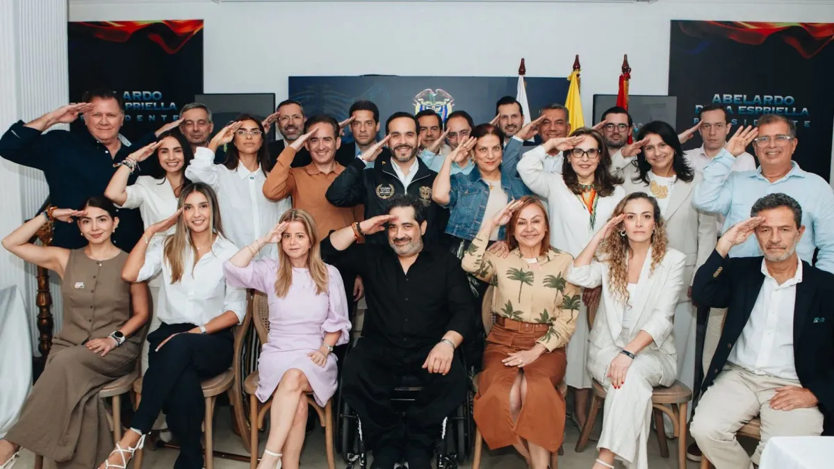 Fotografía de Abelardo De La Espriella y sus ministros designados en medio del segundo consejo ministerial en Barranquilla.
