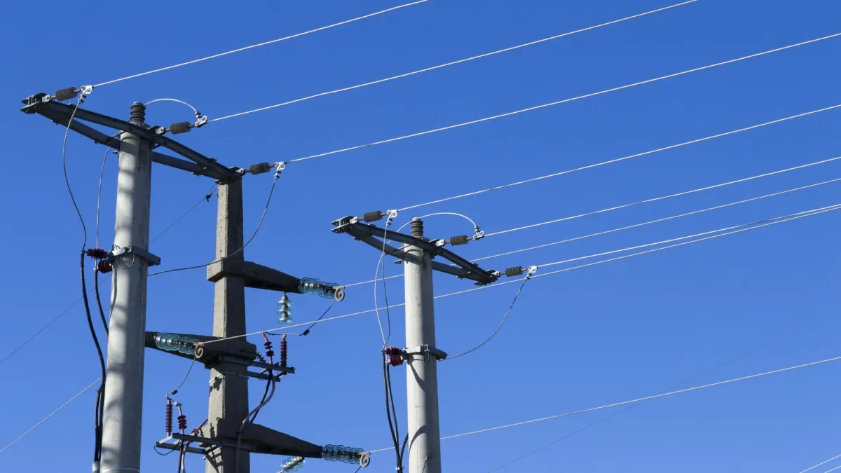 Fotografía de postes eléctricos y líneas.