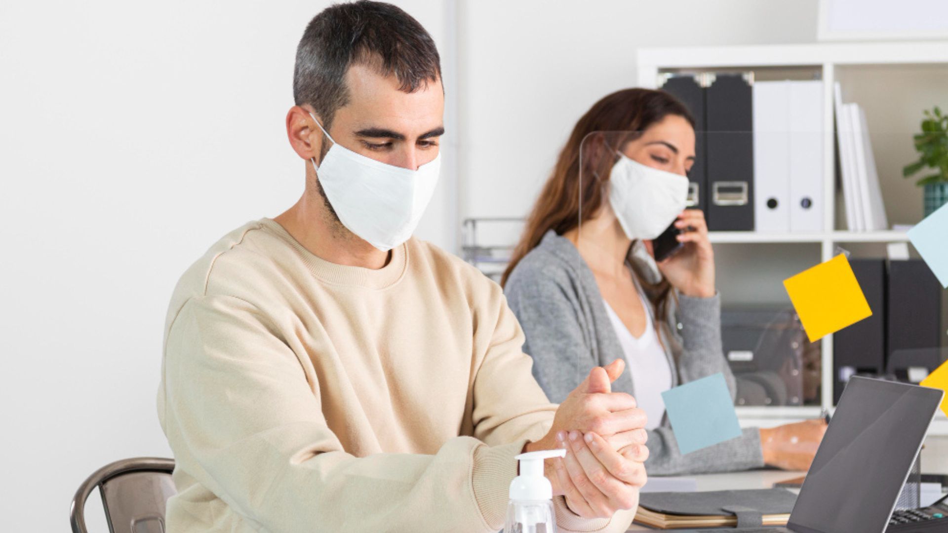 Las orientaciones del Ministerio también indican que las empresas deben promover ambientes de trabajo seguros y adoptar las medidas necesarias para prevenir situaciones que puedan afectar a sus trabajadores.