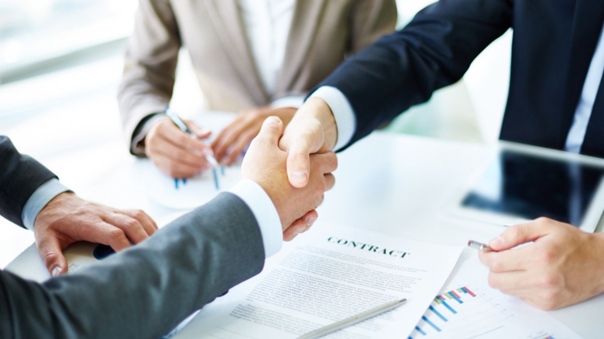 En términos generales, la empresa no está obligada a pagar salud y pensión bajo cualquier contrato.