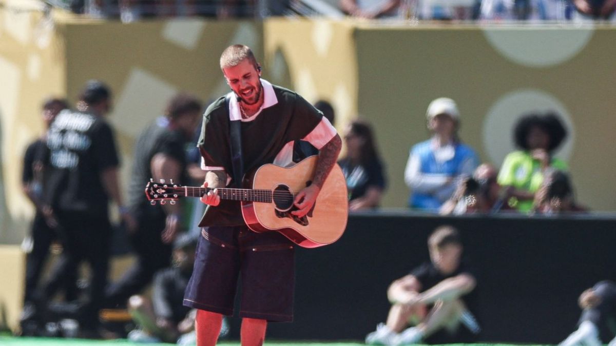 El cantante canadiense Justin Bieber actúa durante el espectáculo del descanso de la final del Mundial de fútbol de 2026 entre España y Argentina en Nueva York.