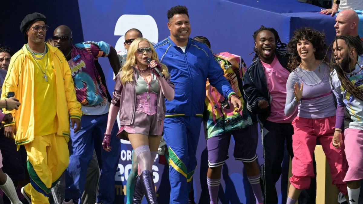 La cantante estadounidense Madonna (centro) actúa junto al futbolista brasileño Ronaldinho (izquierda) y al exfutbolista brasileño Ronaldo.