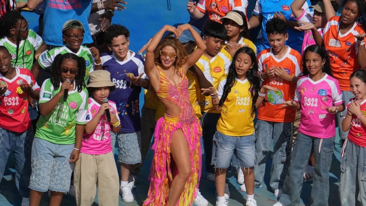 Shakira posa con niños durante el espectáculo del descanso de la final del Mundial de fútbol de 2026