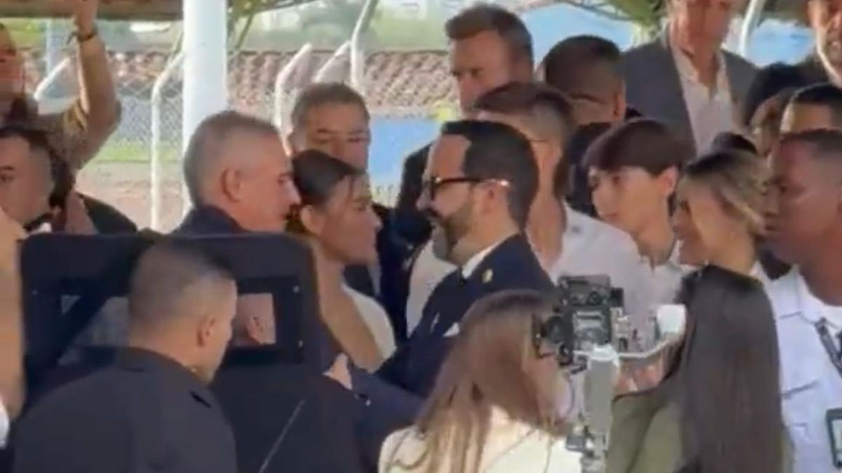 Abelardo de la Espriella y Andrés Julián Rendón se saludan durante el desfile del 20 de Julio en Medellín,