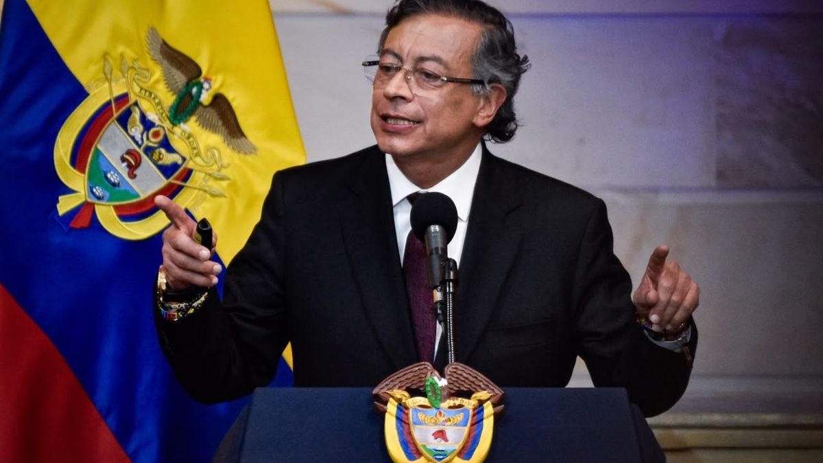 Gustavo Petro habla frente a los nuevos congresistas en el Capitolio Nacional