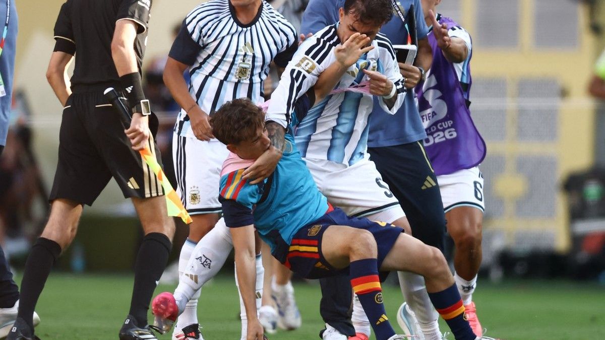 Futbolista argentino Leandro Paredes peleando con el jugador español Gavi