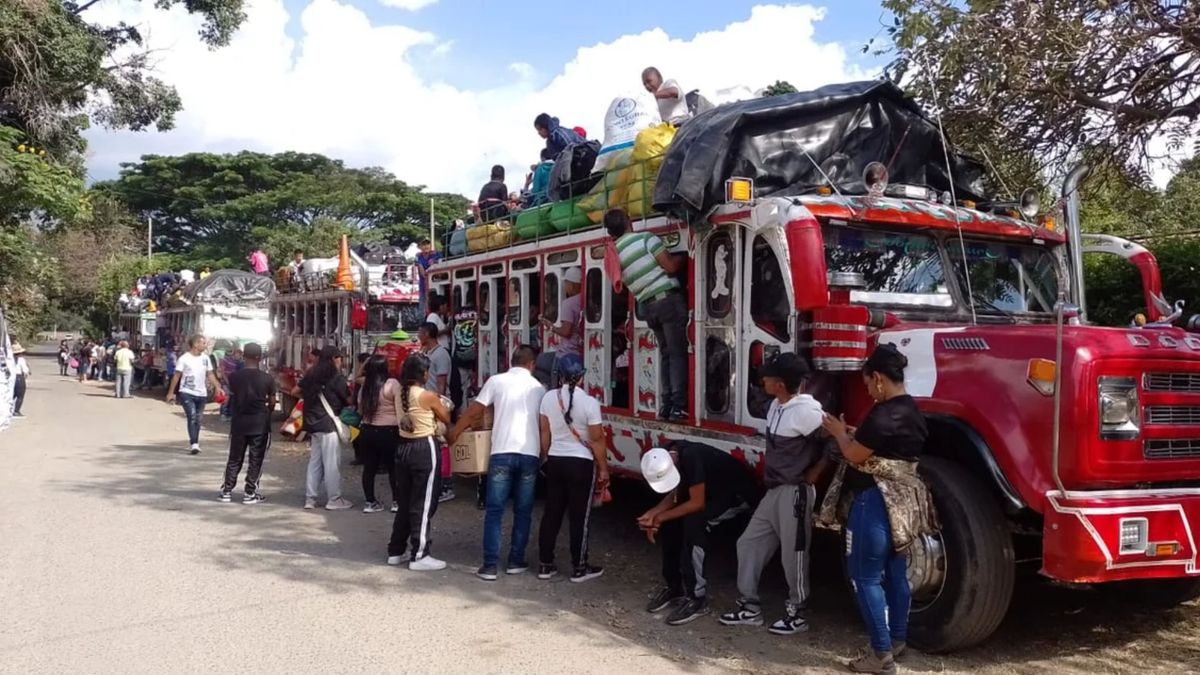 La 'chiva' se movilizaba con sobrecupo y ocupantes en el techo.