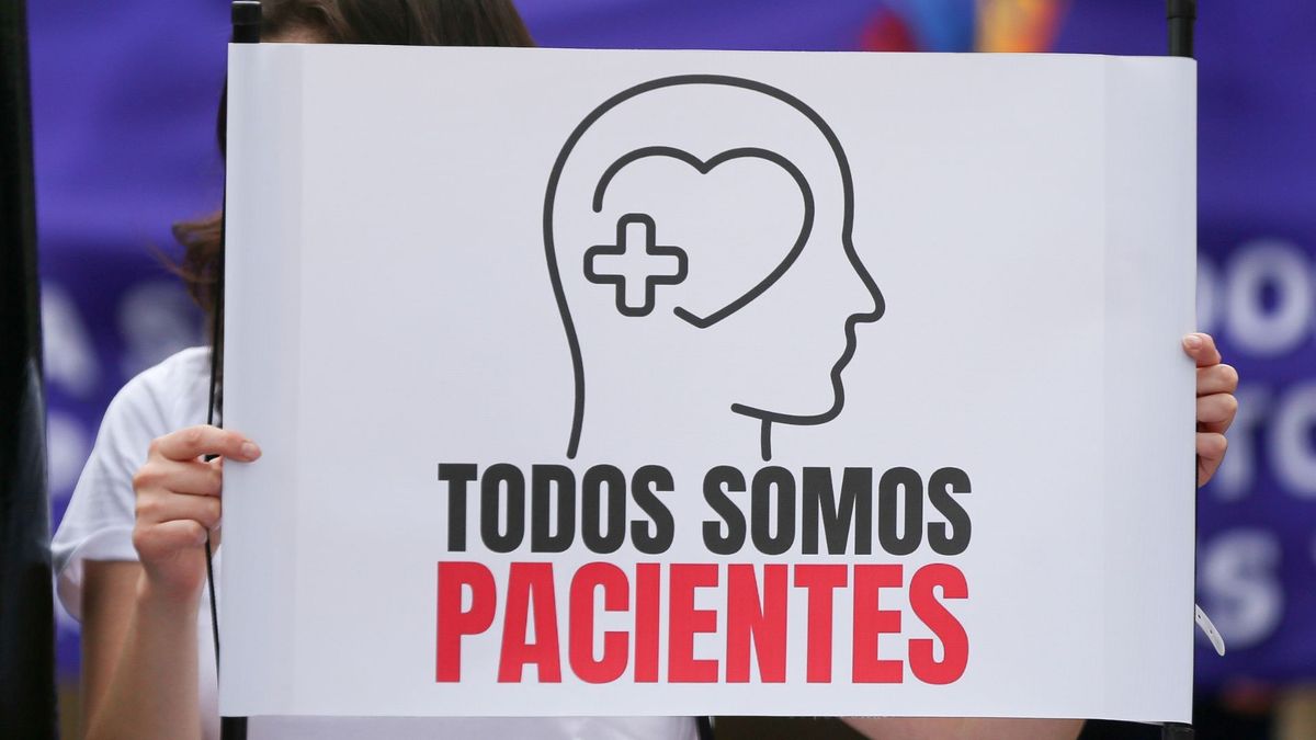 Pacientes y familiares de enfermedades huérfanas y funcionarios de la salud se manifiestan en la Plaza de Bolívar, por la escasez de medicamentos y fallos en en sistema de salud.