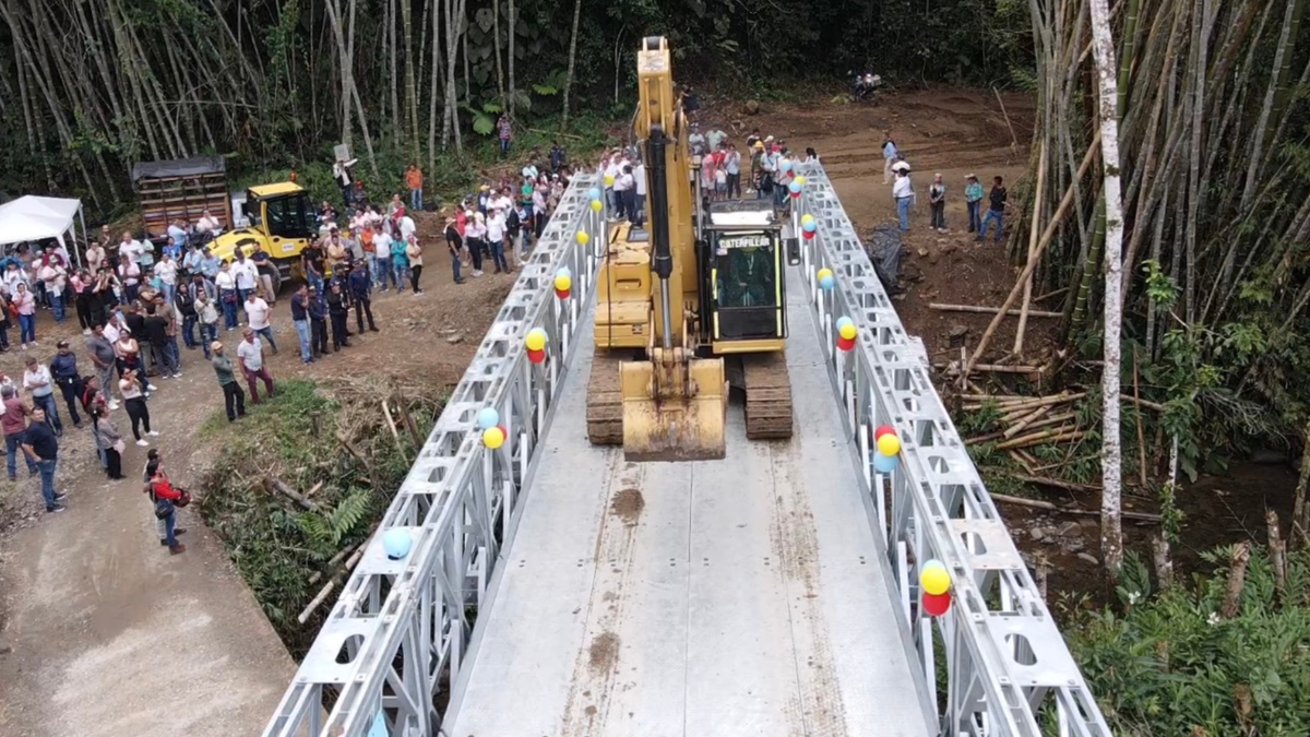 Puente metálico construido por los ingenieros militares del Ejército Nacional en Tolima.