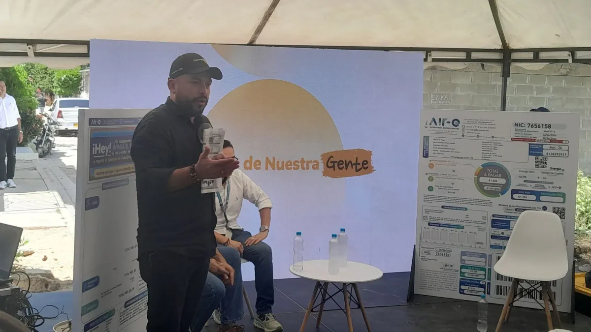 Fotografía del Ministro de Minas y Energía, Edwin Palma, hablando en un evento del programa Colombia Solar.