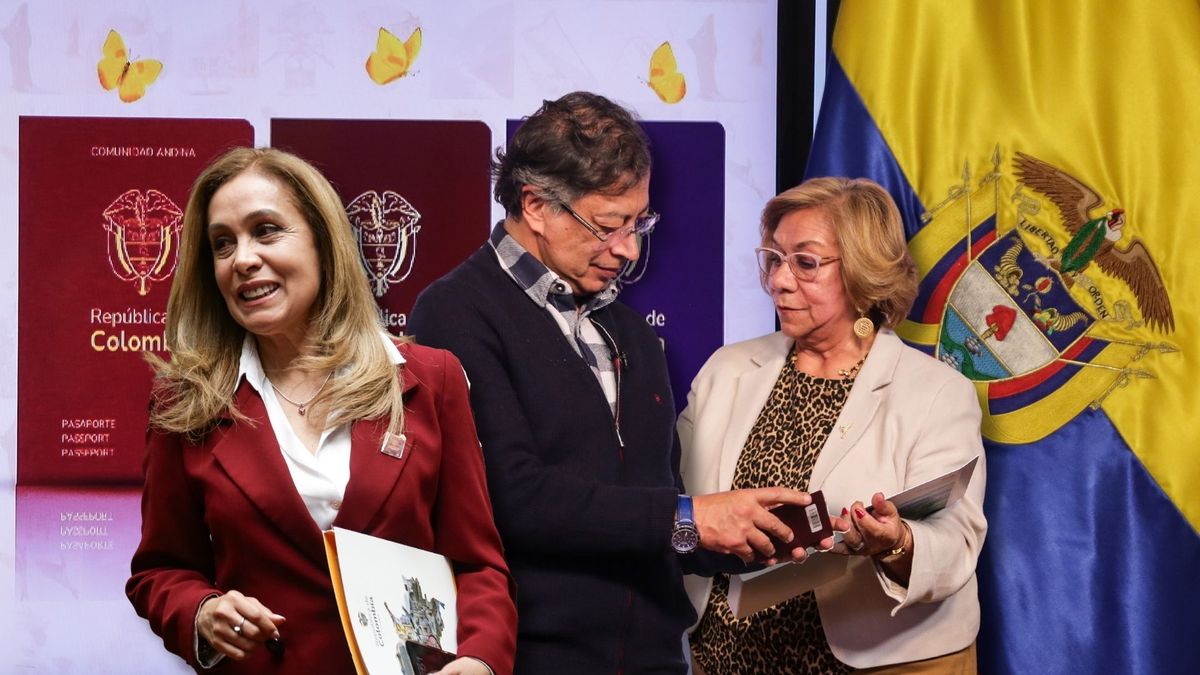 El presidente Gustavo Petro, la canciller Rosa Villavicencio y la gerente Viviana León promovieron el nuevo modelo de pasaportes, que el Tribunal Administrativo de Cundinamarca no ha podido revisar a fondo por los recursos que el Gobierno ha interpuesto en dos expedientes que avanzan lento.