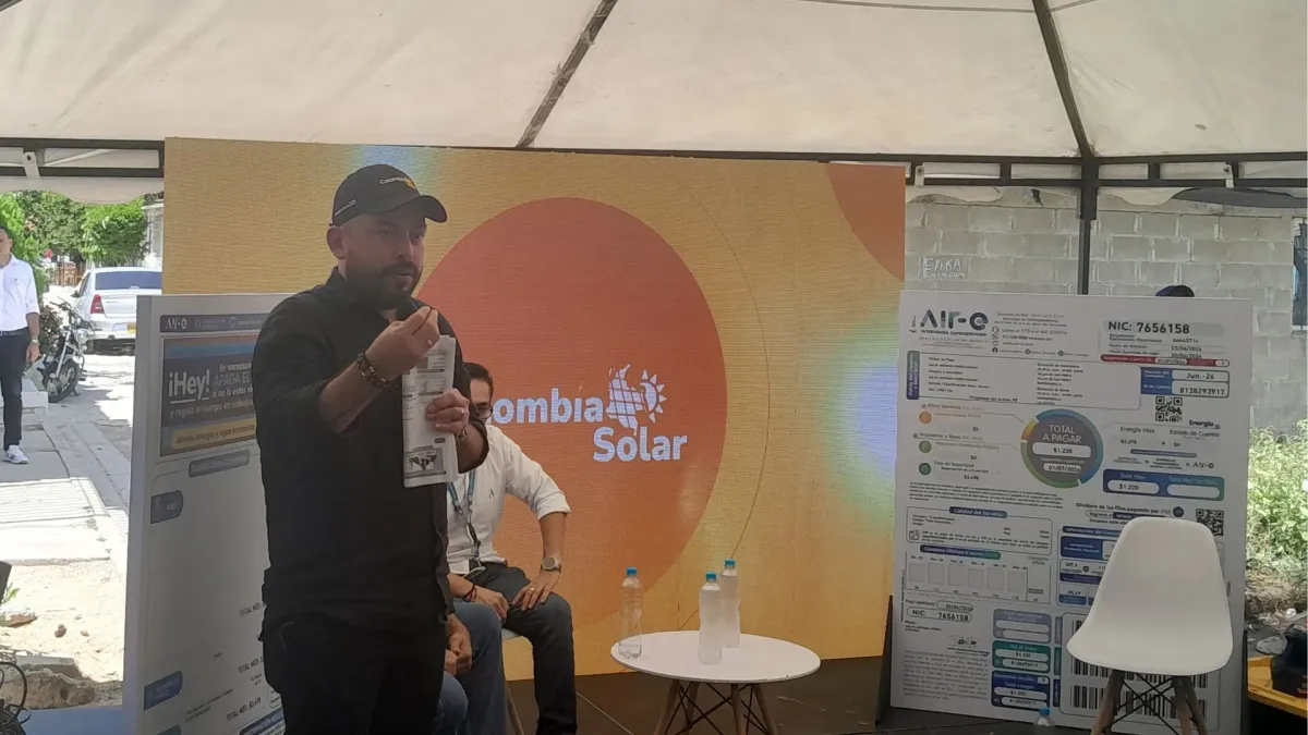 Fotografía del Ministro de Minas y Energía, Edwin Palma, dando un discurso en el evento de Colombia Solar en Barranquilla.