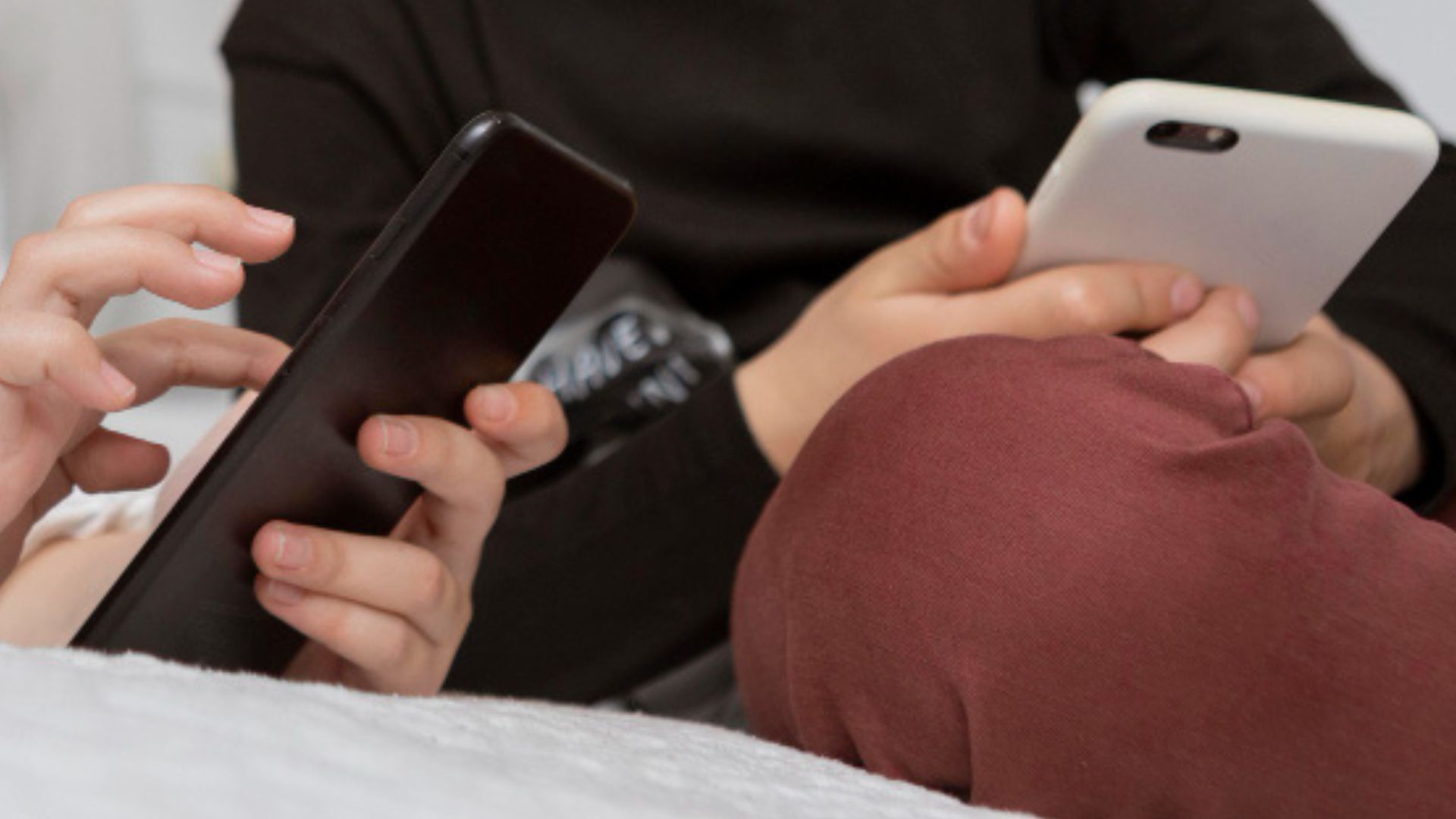 Otro de los riesgos tiene que ver con la seguridad en internet. Los especialistas advirtieron que las redes sociales pueden convertirse en espacios donde los menores sean contactados por personas que buscan aprovecharse de ellos, incluyendo integrantes de redes de trata o tráfico de personas.