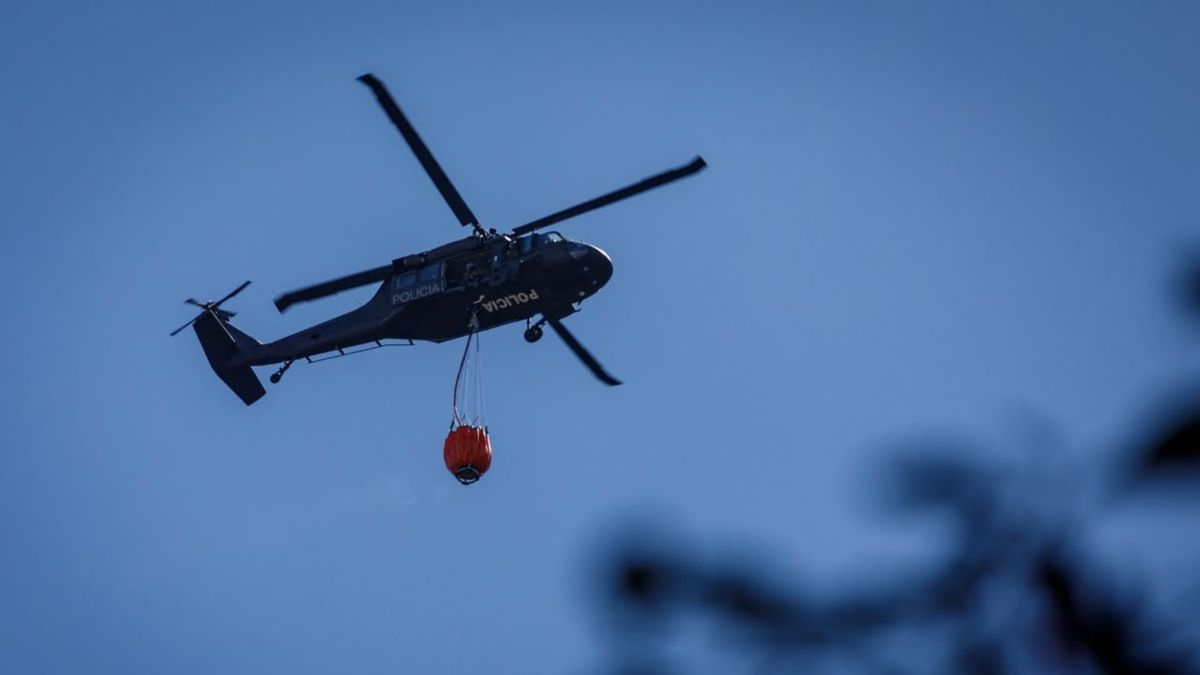 Helicóptero con sistema Bambi Bucket para combatir incendios forestales