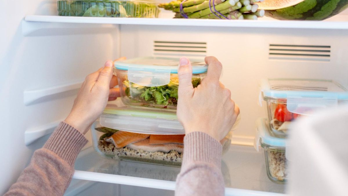 Las entidades oficiales también advierten sobre algunas prácticas que suelen repetirse en los hogares y que terminan acelerando el deterioro de los alimentos.