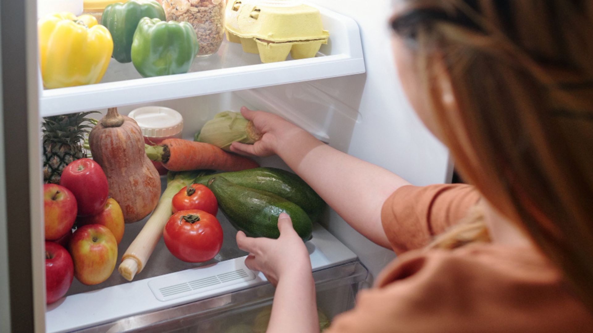 En el caso de las carnes, aves y pescados crudos, lo mejor es conservarlos en recipientes cerrados o bien envueltos para impedir que sus jugos entren en contacto con otros alimentos.