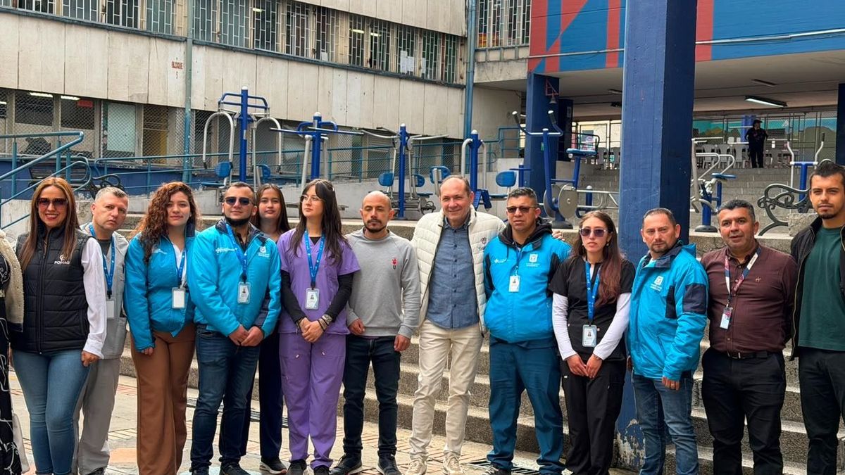 El ministro de Trabajo, Antonio Sanguino, y el vicepresidente del FOMAG, Herman Bayona, durante una visita al Externado Nacional Camilo Torres, en Bogotá.