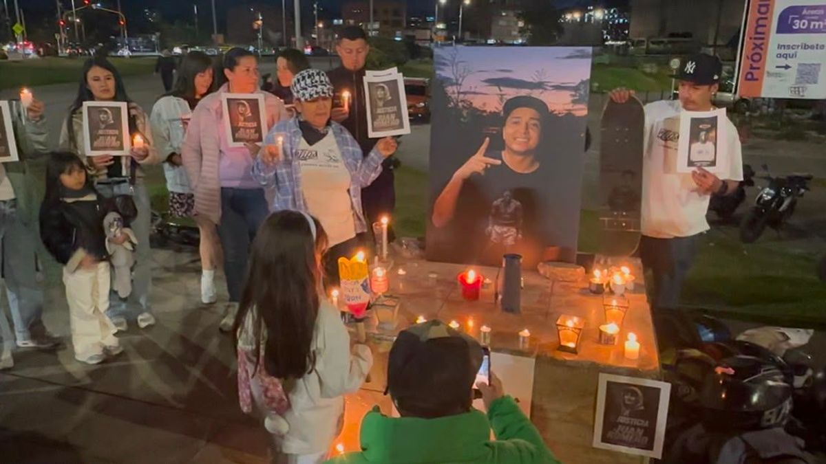 Velatón en Bogotá pidió justicia por el joven Juan Sebastián Romero