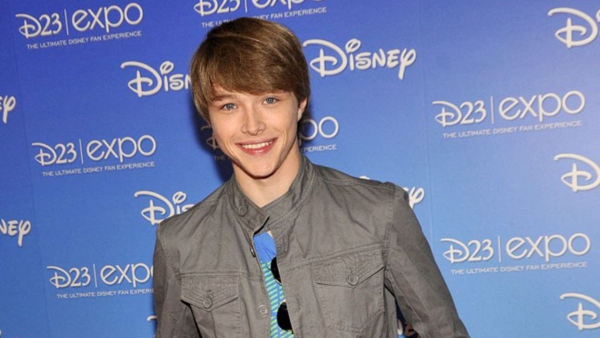 Detrás de ese papel estaba el actor Sterling Knight, quien durante varios años fue uno de los rostros juveniles más reconocidos del canal.
