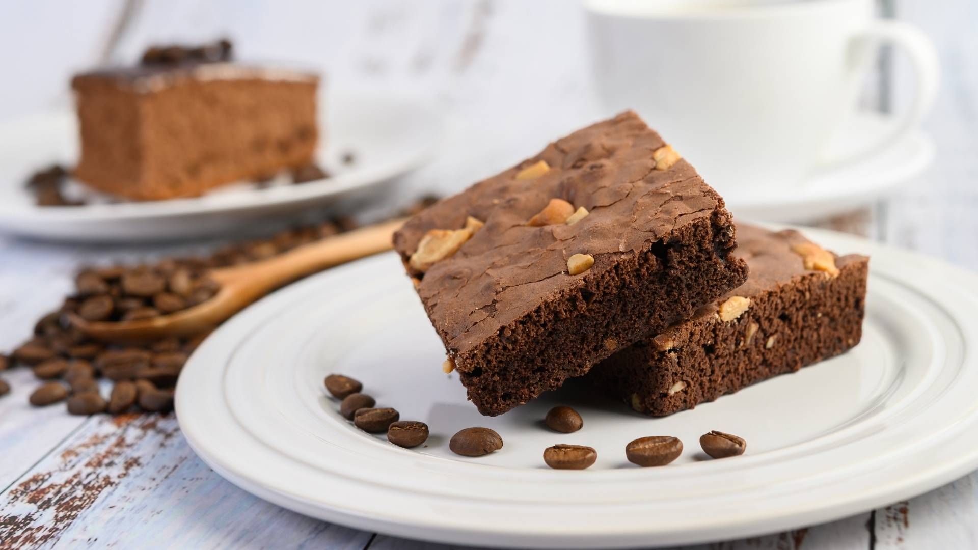 El brownie suele servirse como postre acompañado de café, leche, chocolate caliente o helado.