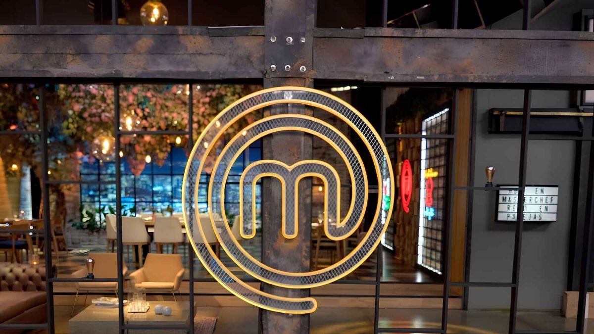 Ocho participantes con delantal negro disputarán la primera prueba de eliminación de MasterChef Celebrity Colombia 2026.