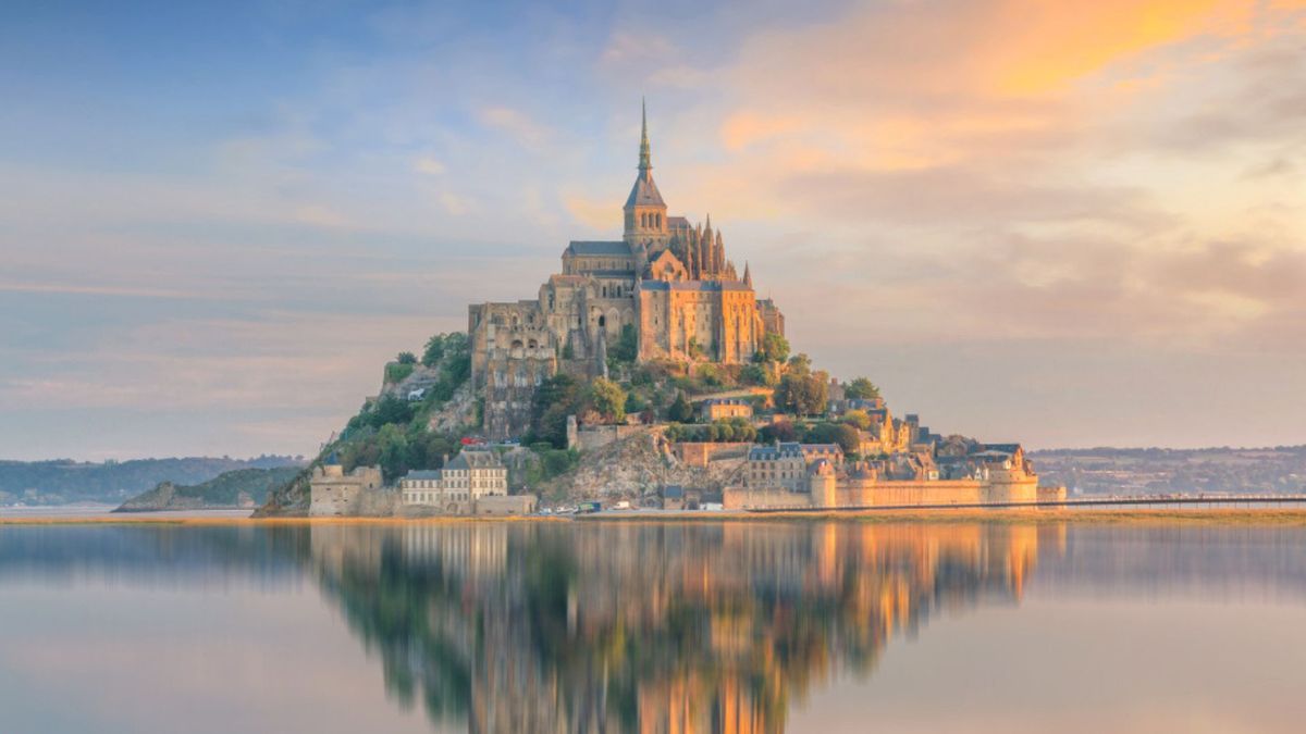 La arquitectura del Mont Saint-Michel es el resultado de varios siglos de construcción y adaptación. Los maestros medievales tuvieron que superar una geografía compleja para levantar un conjunto de diferentes estilos arquitectónicos.