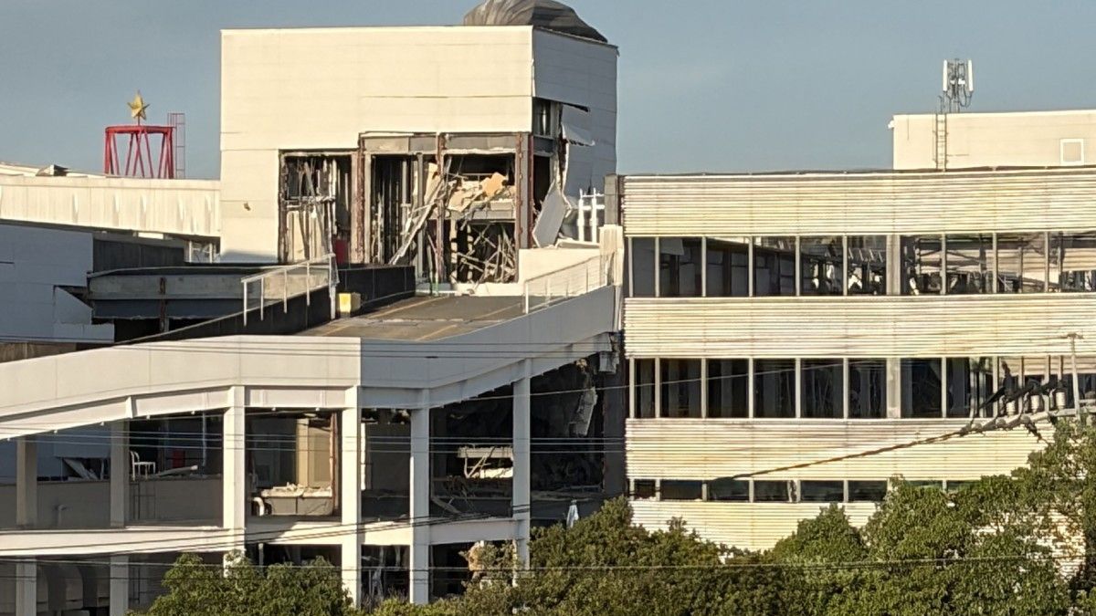 Estacionamiento del centro comercial Aeon Mall Kumamoto con paneles de la pared exterior desprendidos tras el terremoto que sacudió Kashima el 28 de julio de 2026