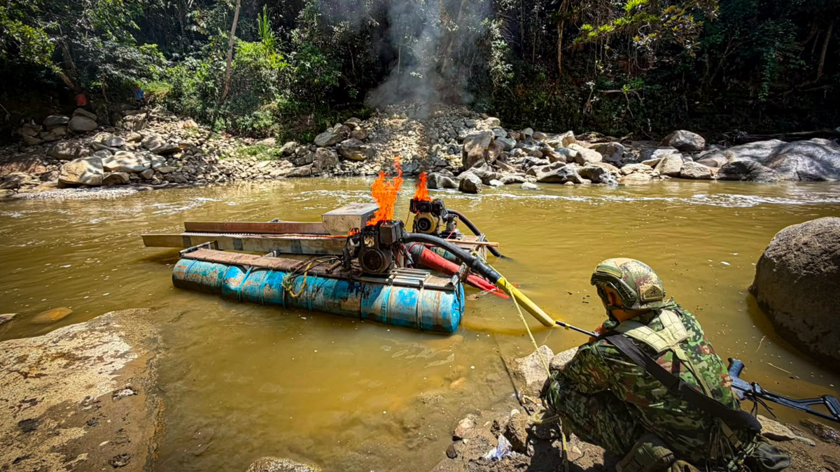 Ejército destruye maquinaria para la minería ilegal.