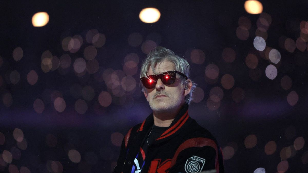 El DJ francés Kavinsky actúa en el escenario durante la ceremonia de clausura de los Juegos Paralímpicos de París 2024 en el Stade de France