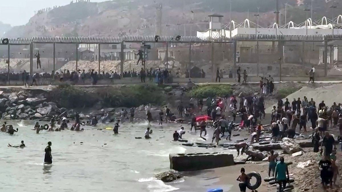 Migrantes llegando a la costa del enclave español de Ceuta, en el norte de África, tras nadar alrededor de la valla fronteriza entre Marruecos y España, en Ceuta, el 30 de julio de 2026