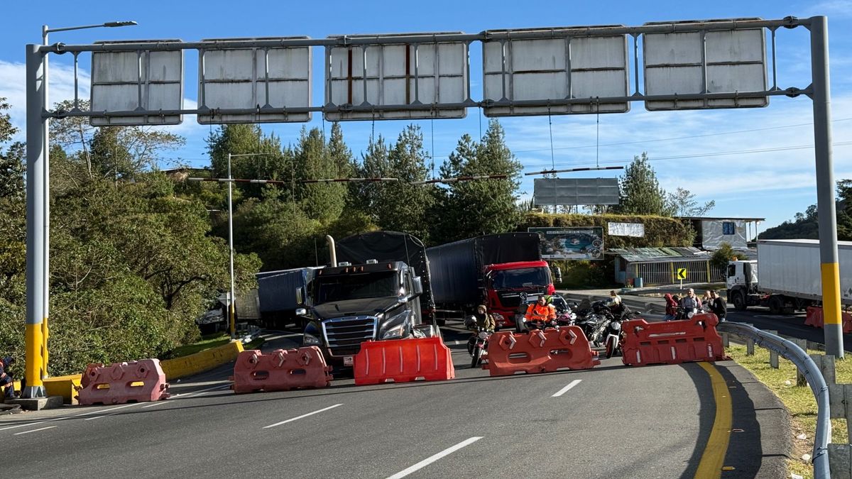 Derrumbe genera pare y siga por 3 meses en vía a La Línea