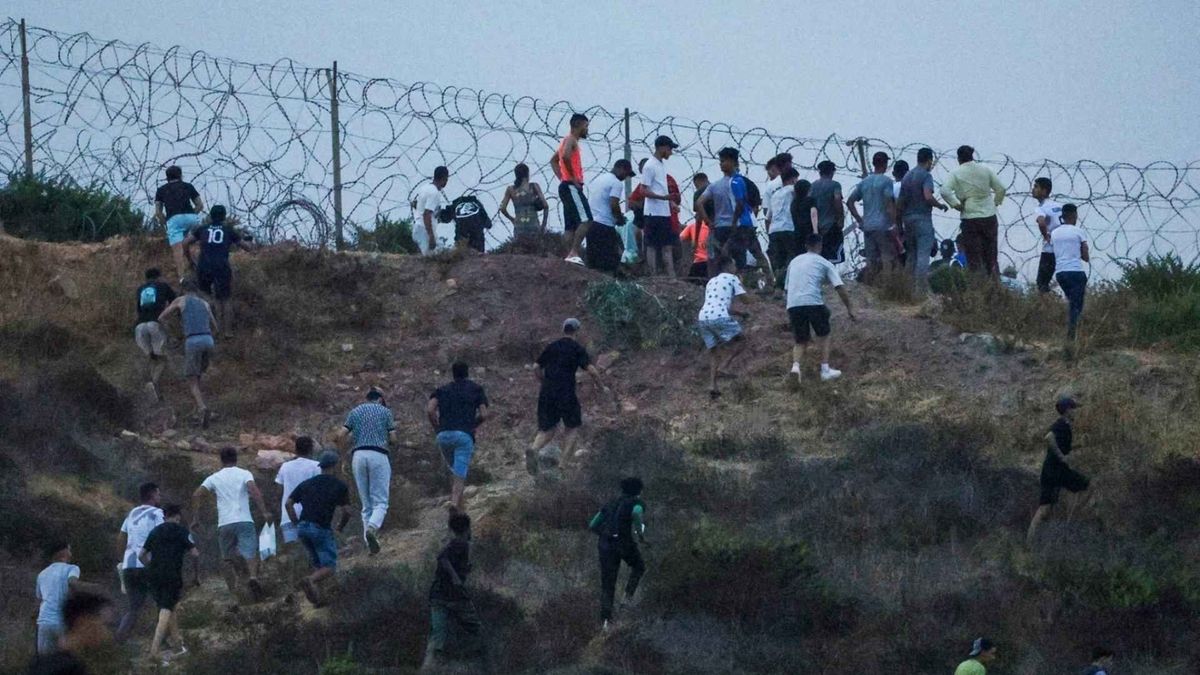 Miles de migrantes intentaron cruzar hacia Ceuta, ciudad autónoma española situada en la frontera con Marruecos.