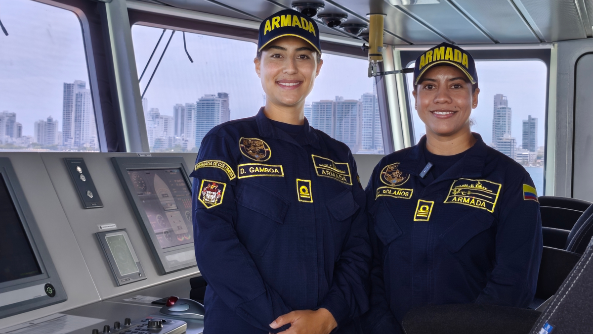 Capitán de Corbeta Katherine Bolaños Duarte, y la teniente de Navío Daniela Gamboa Posada, primera y segunda comandante del ARC La Guajira.