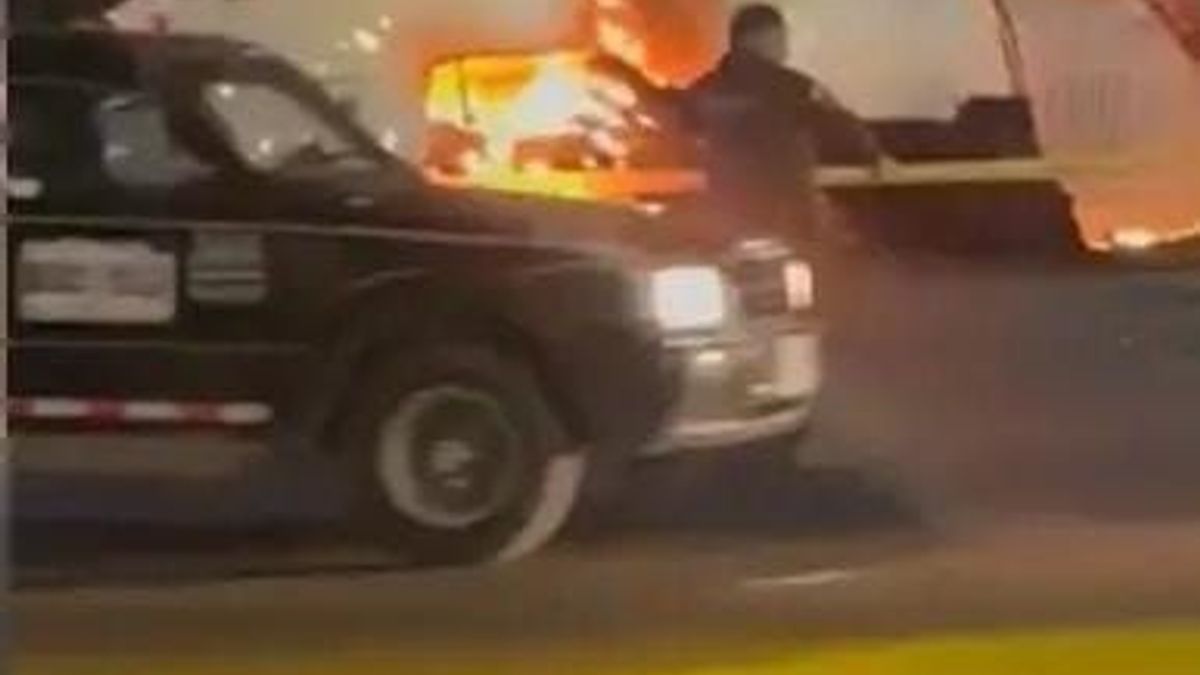 Las primeras versiones indican que el atentado comenzó con la detonación de un carro bomba cerca del comando policial.