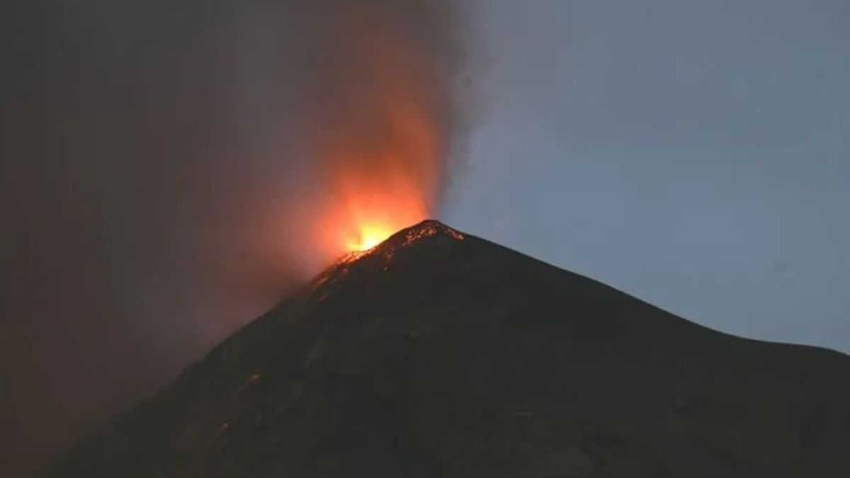 Las explosiones mantienen columnas de ceniza de hasta 6.000 metros de altura, mientras flujos de lava descienden por las laderas del volcán, de 3.763 metros de altura.