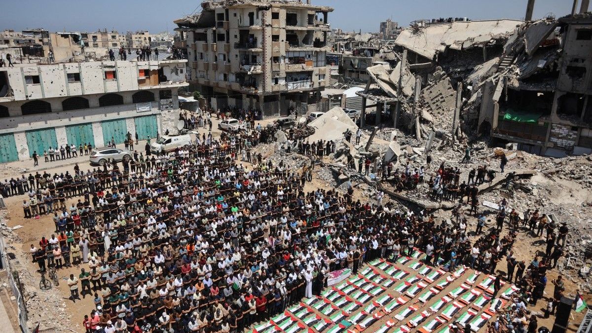 Palestinos asisten al funeral de compatriotas en Gaza