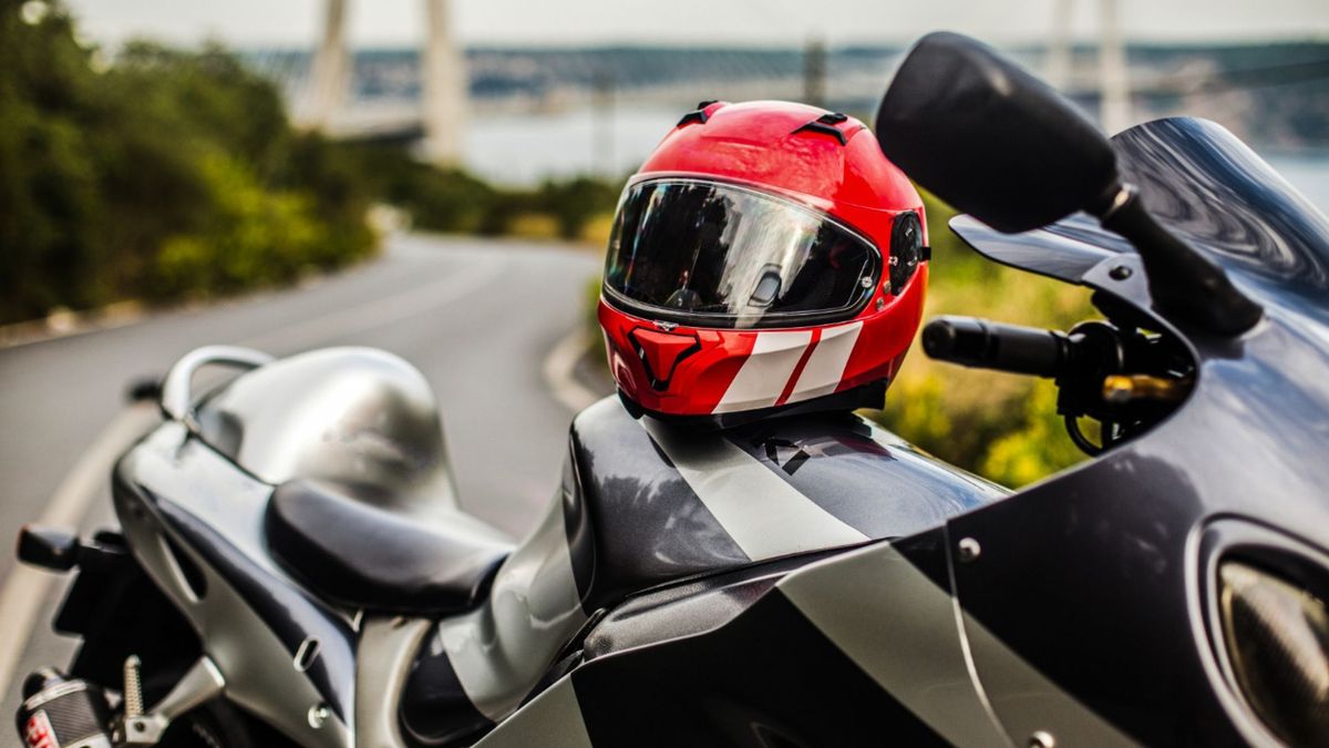 Hallan peligrosas bacterias y hongos es cascos de motos compartidos