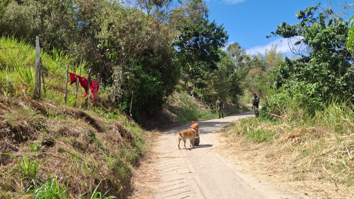 Tropas del ejercito descartan explosivos en cilindro abandonado en Cundinamarca.