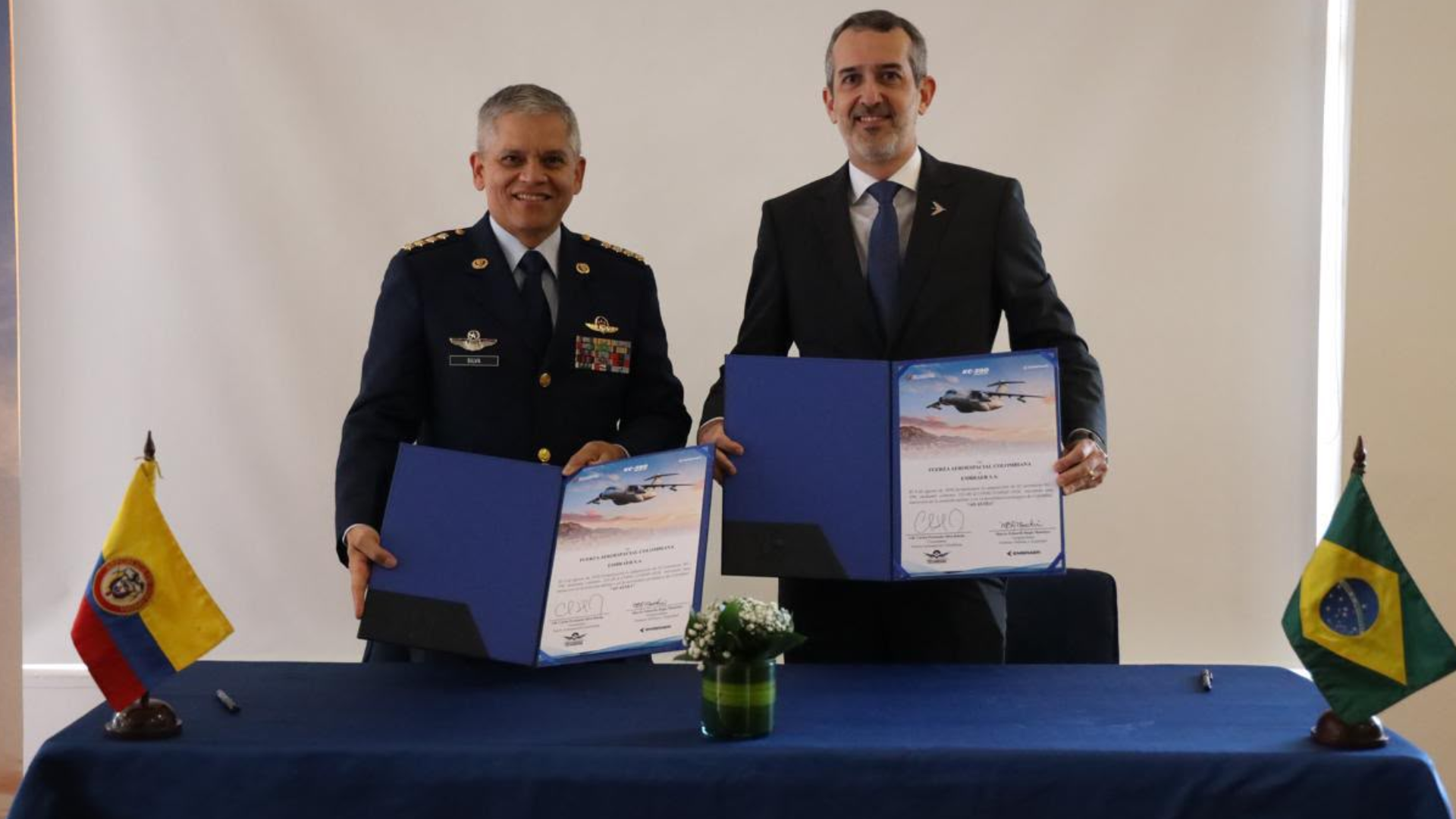 General Carlos Fernando Silva Rueda, comandante Fuerza Aeroespacial Colombiana y vicepresidente de Embraer, Marcio Eduardo Regis Monteiro.