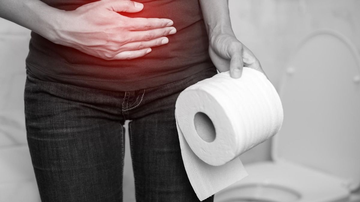 El parásito Cyclospora puede transmitirse mediante alimentos o agua contaminados y causar ciclosporiasis, una infección intestinal con diarrea y otros síntomas digestivos.