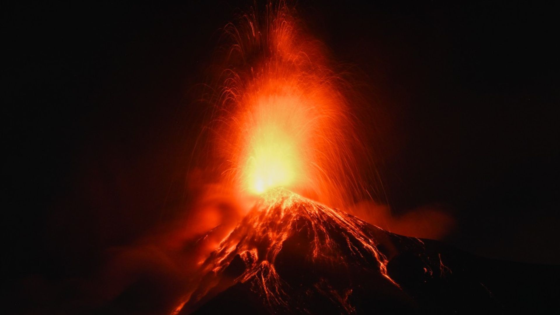 La situación actual inevitablemente recuerda la erupción de 2018, cuando el volcán de Fuego fue uno de los desastres naturales más graves del país. 
