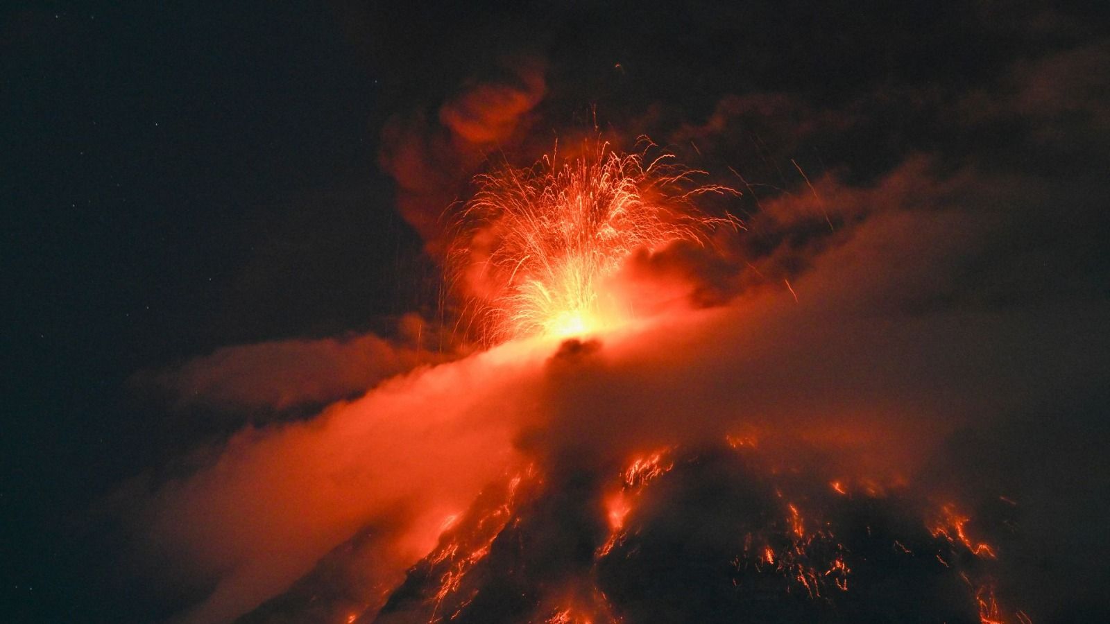 En un boletín que se conoció en la mañana de este martes 4 de agosto, las autoridades afirmaron que el volcán de Fuego sigue en su fase de mayor actividad. 