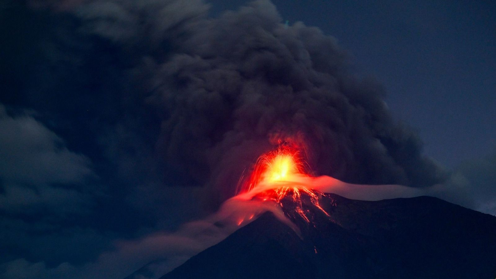 Las evacuaciones preventivas fueron ordenadas debido al aumento de la actividad del volcán de Fuego. 